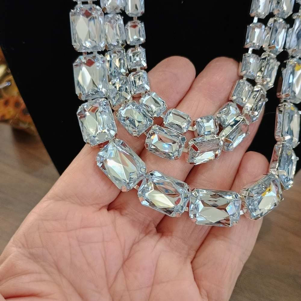 Elegant Silver Crystal Lightweight Necklace - Picture 2 of 3